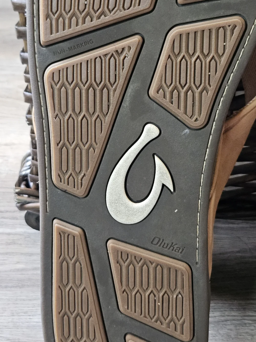 OluKai Tuahine Men's Waterproof Leather Sandals Flip Flops Tan Size 15
